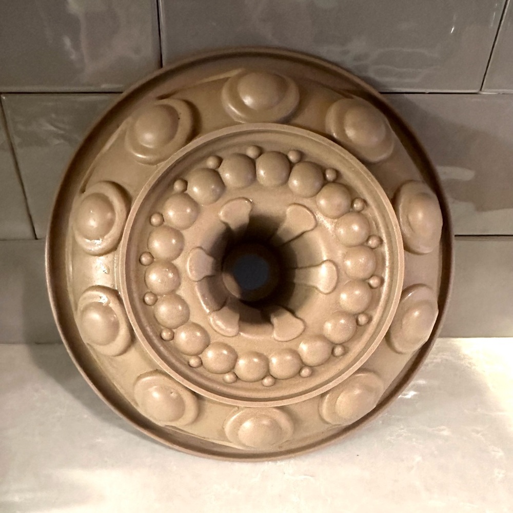 Pampered Chef Crown Bundt Cake Pan #1614 Silicone Non-Stick retired design
